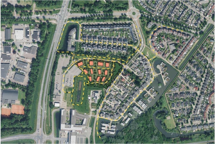 Luchtfoto met daarop de woningen ingetekend en mogelijke wandelroutes