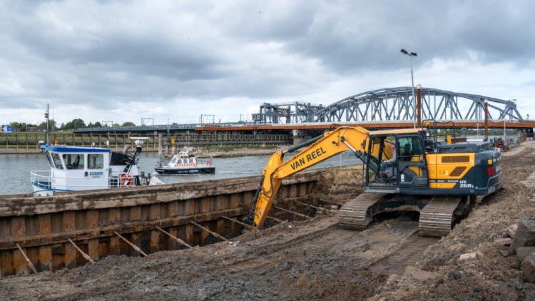 Damwand wordt vastgezet