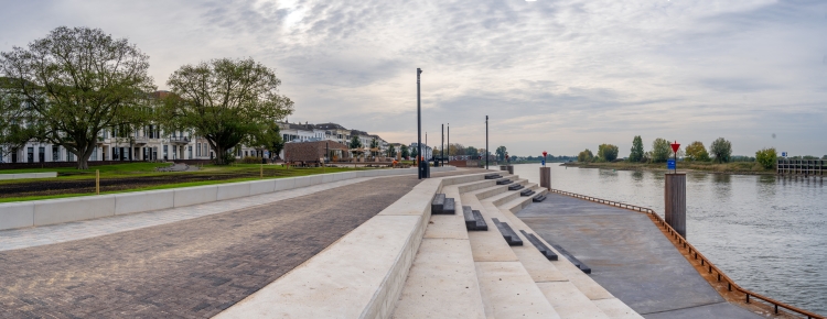 Foto van het resultaat van de werkzaamheden, met de IJsseltrappen langs de rivier.