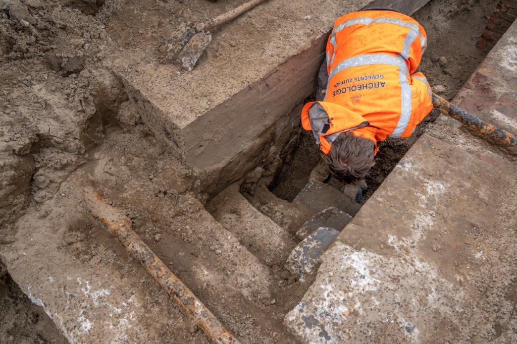 Archeoloog op de gevonden trappartij