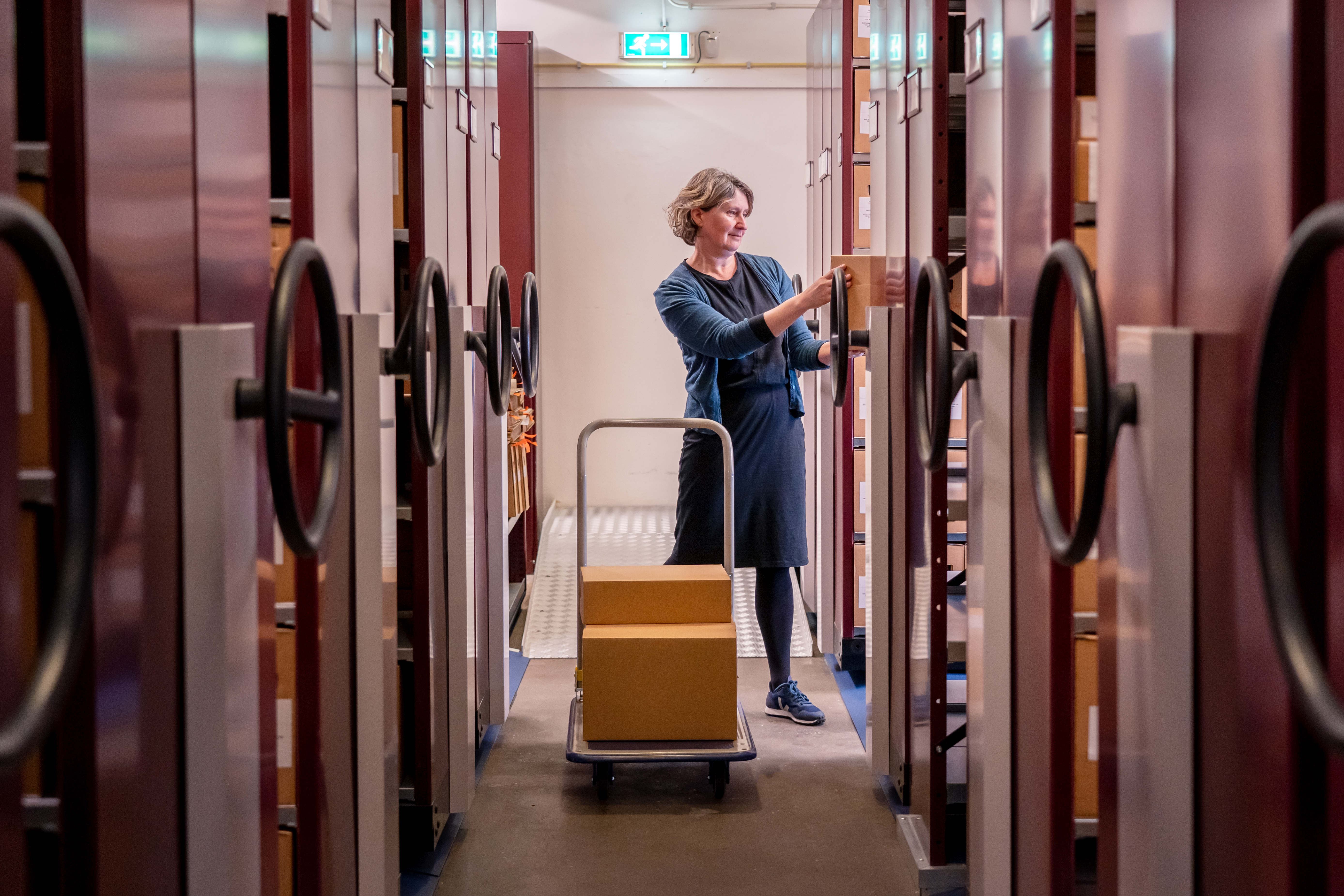 medewerker van het archief aan het werk